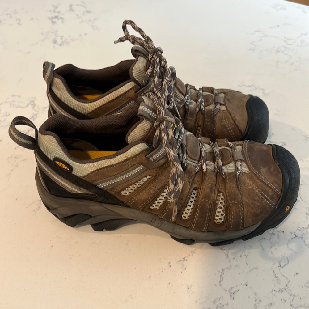 KEEN hiking shoes in great condition!